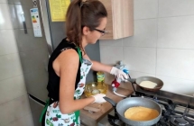 Mieszkanka Celestyn smazy nalesniki
