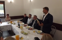 Wójt podczas przemówienia w świetlicy w Celestynach