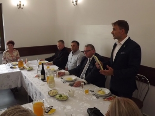 Wójt podczas przemówienia w świetlicy w Celestynach