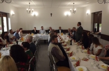 Zaproszeni goście podczas otwarcia w świetlicy 
