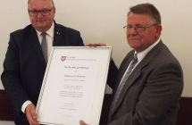 Marszałek wręcza sołtysowi list gratulacyjny