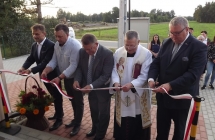 Uroczysyte przecięcie wstęgi podczas otwarcia świetlicy wiejskiej w Celestynach