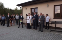 Zaproszeni goście przed budynkiem świetlicy w Celestynach