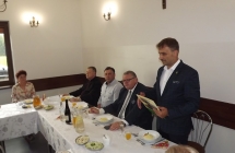 Wójt i marszałek wielkopolski podczas uroczystości otwarcia świetlicy wiejskeij w Celestynach