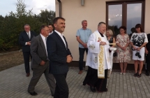 Włodarze gminy i marszałek województwa wielkopolskiego przed budynkiem świetlicy wiejskiej w Celestynach