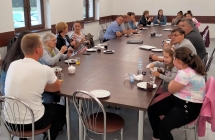 Spotkanie towarzyskie przy szklance gorącej czekolady